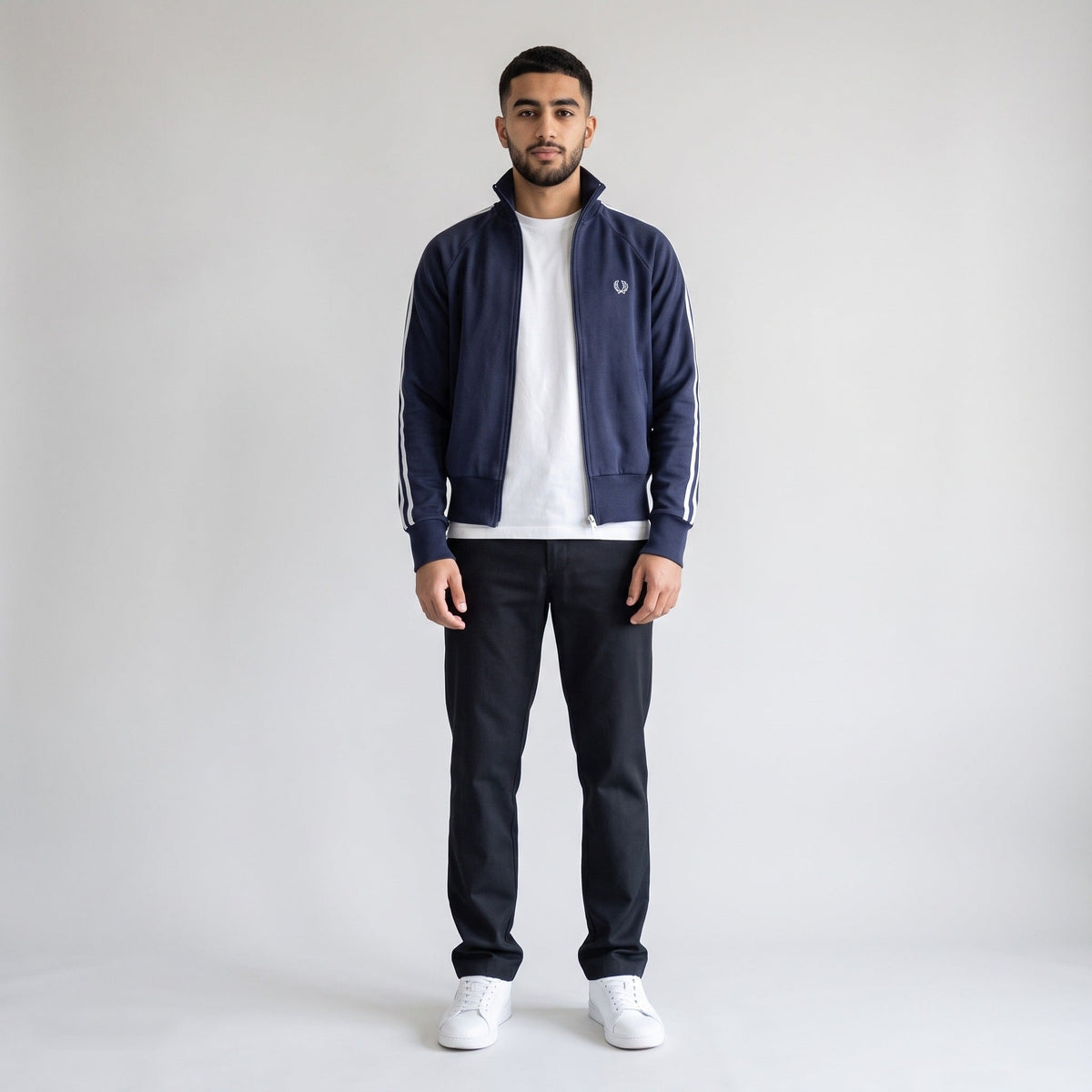 KI-Ansicht: Vintage Fred Perry Trackjacket (XS) getragen (KI-Visualisierung, Zustand siehe echte Fotos)