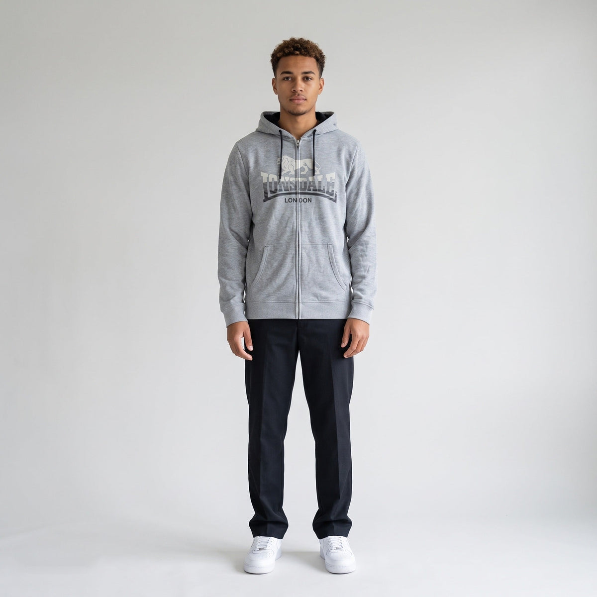 KI-Ansicht: Vintage Lonsdale Hoodie (XL) getragen (KI-Visualisierung, Zustand siehe echte Fotos)