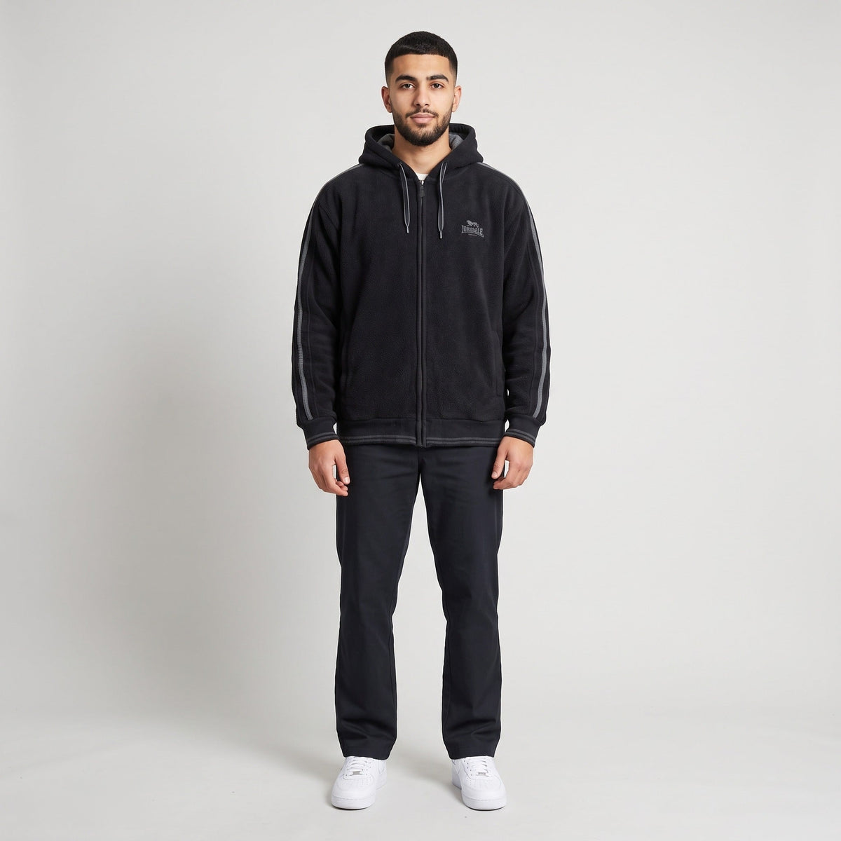 KI-Ansicht: Vintage Lonsdale Hoodie (XL) getragen (KI-Visualisierung, Zustand siehe echte Fotos)