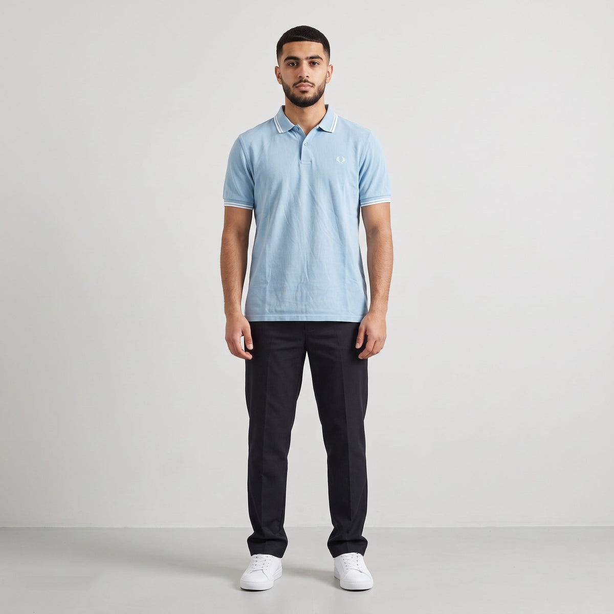 KI-Ansicht: Vintage Fred Perry Poloshirt (L) getragen (KI-Visualisierung, Zustand siehe echte Fotos)