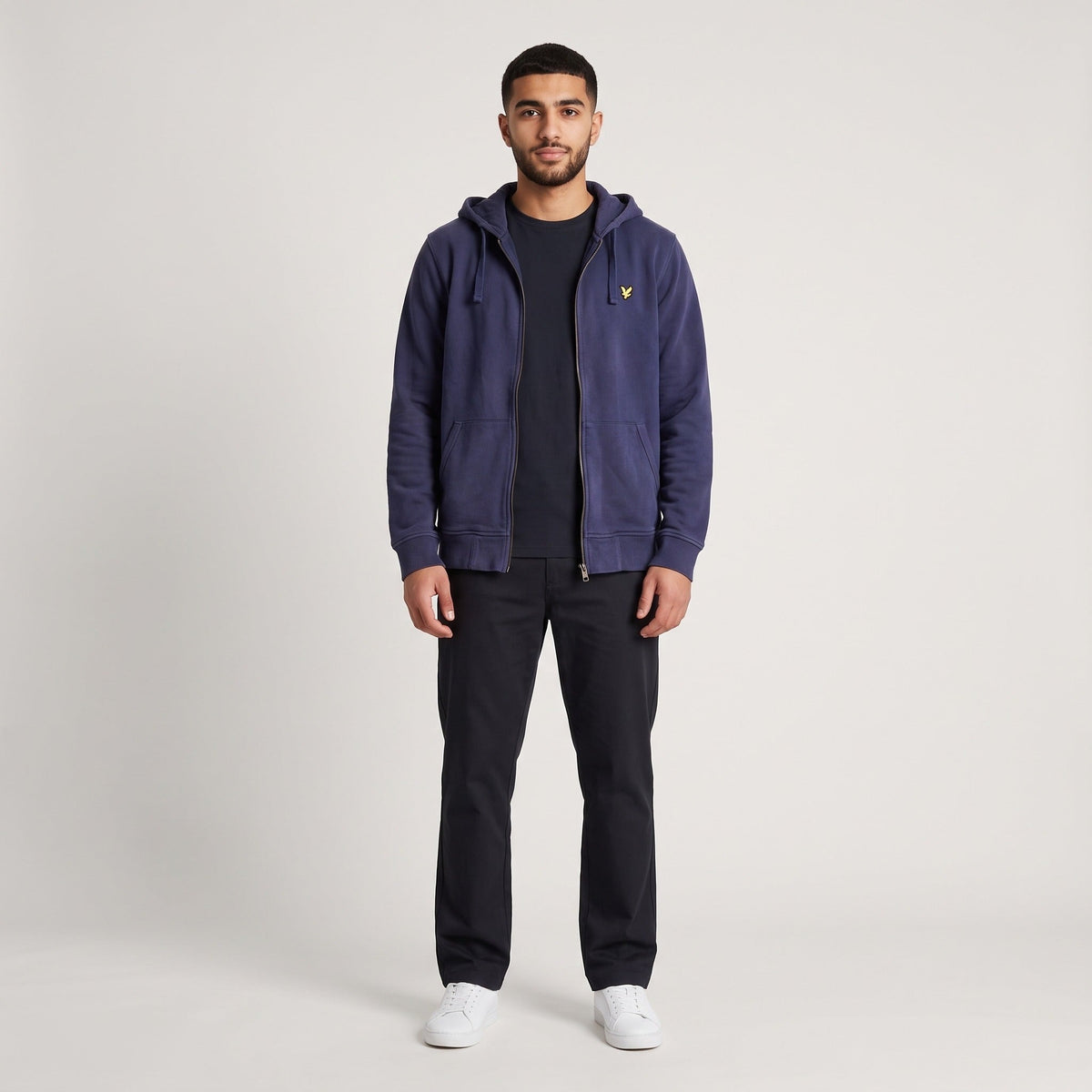KI-Ansicht: Vintage Lyle & Scott Hoodie (M) getragen (KI-Visualisierung, Zustand siehe echte Fotos)