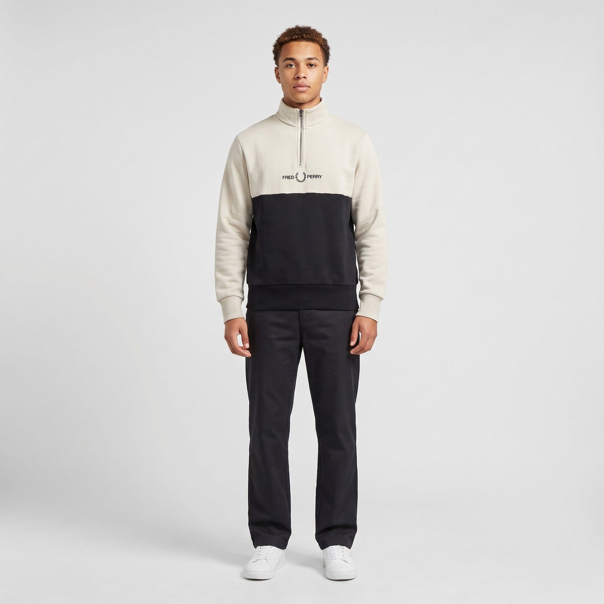 KI-Ansicht: Vintage Fred Perry Halfzip (S) getragen (KI-Visualisierung, Zustand siehe echte Fotos)
