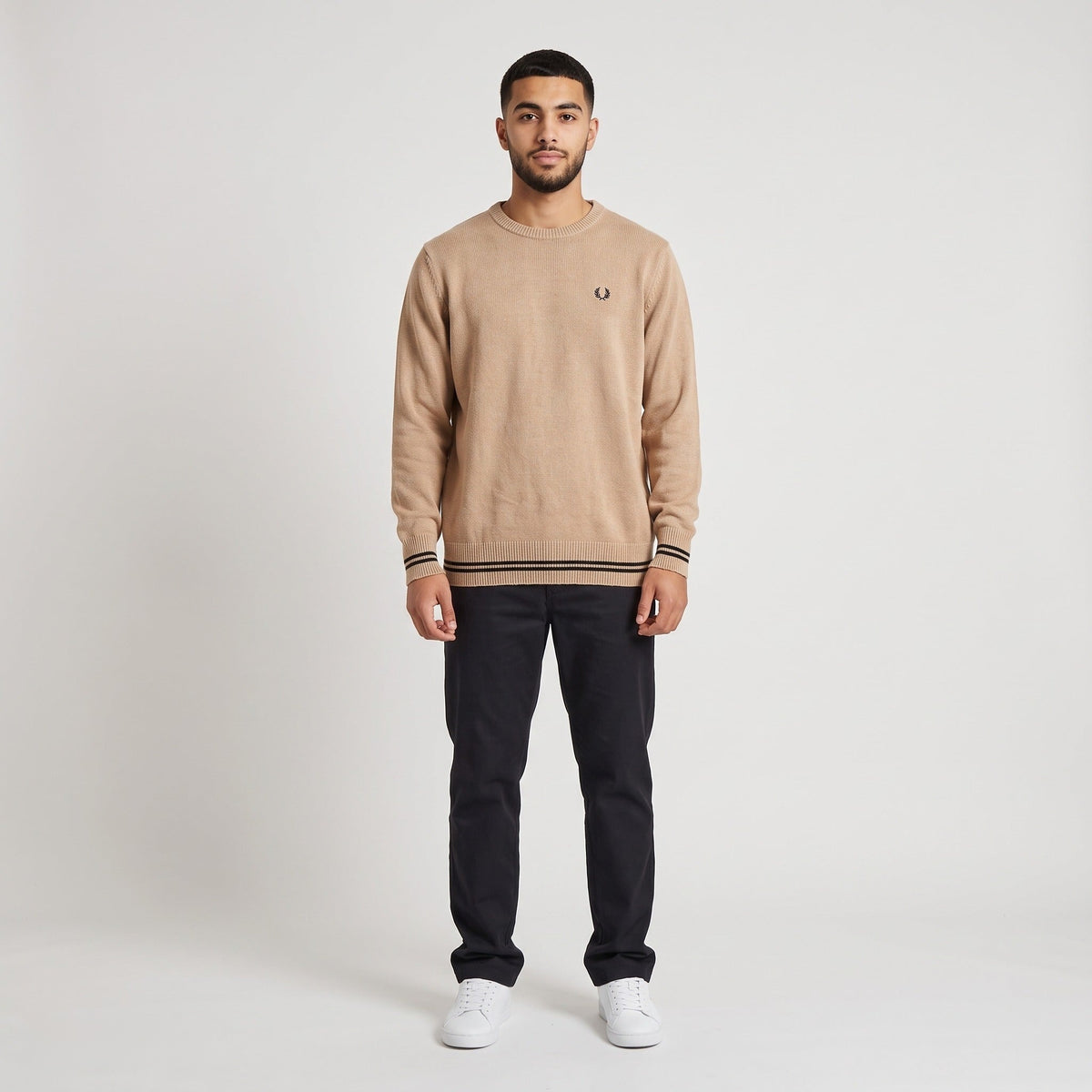 KI-Ansicht: Vintage Fred Perry Sweater (L) getragen (KI-Visualisierung, Zustand siehe echte Fotos)