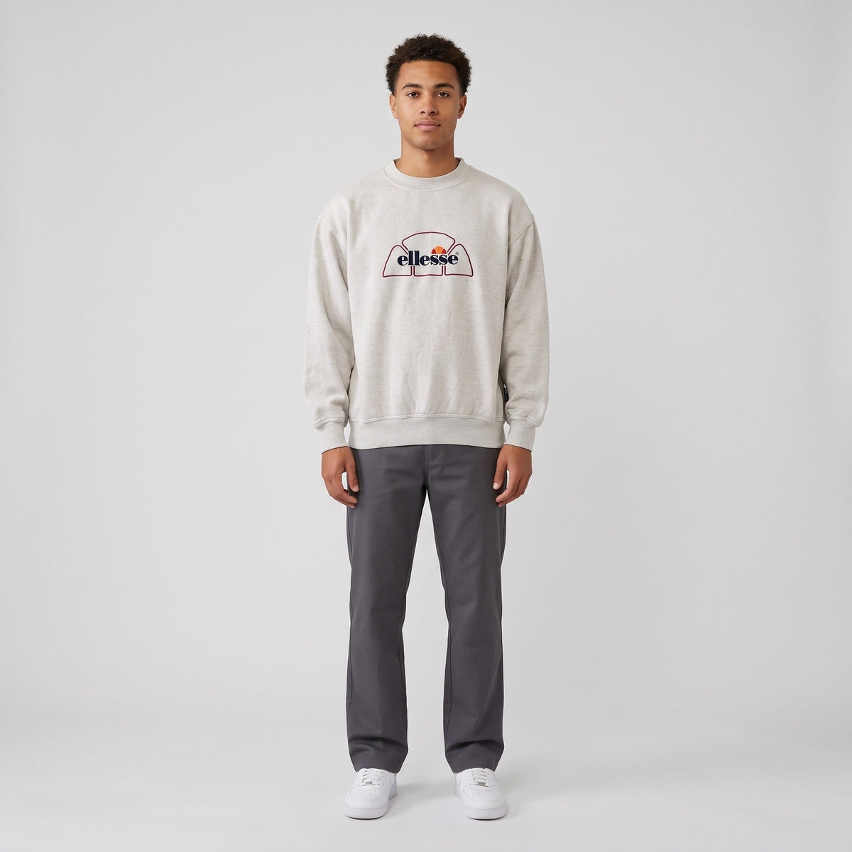 KI-Ansicht: Vintage ellesse Sweater (M) getragen (KI-Visualisierung, Zustand siehe echte Fotos)