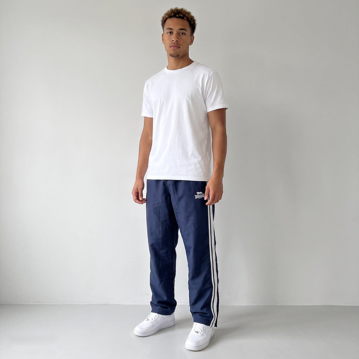 KI-Ansicht: Vintage Lonsdale Trackpants (S) getragen (KI-Visualisierung, Zustand siehe echte Fotos)