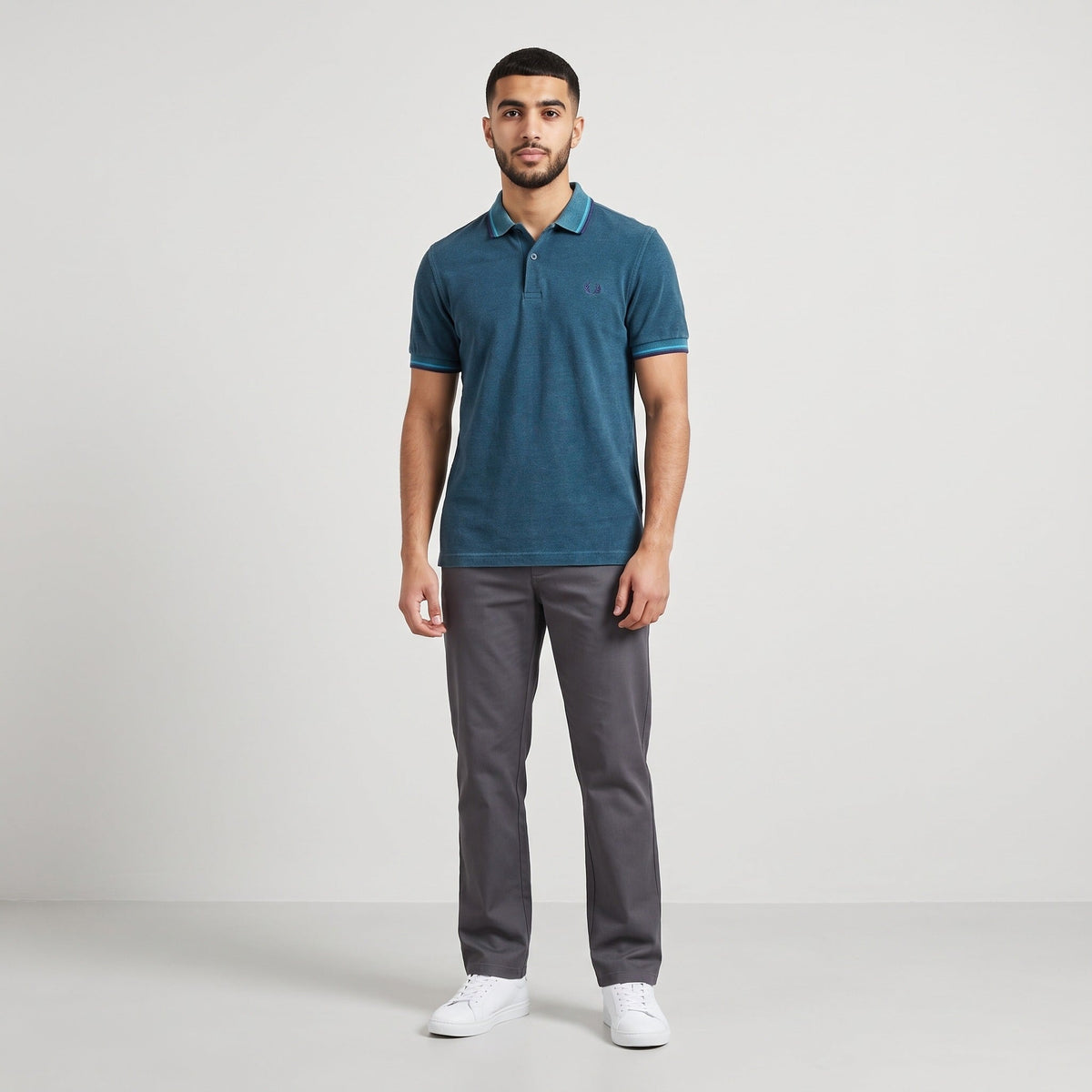 KI-Ansicht: Vintage Fred Perry Poloshirt (M) getragen (KI-Visualisierung, Zustand siehe echte Fotos)