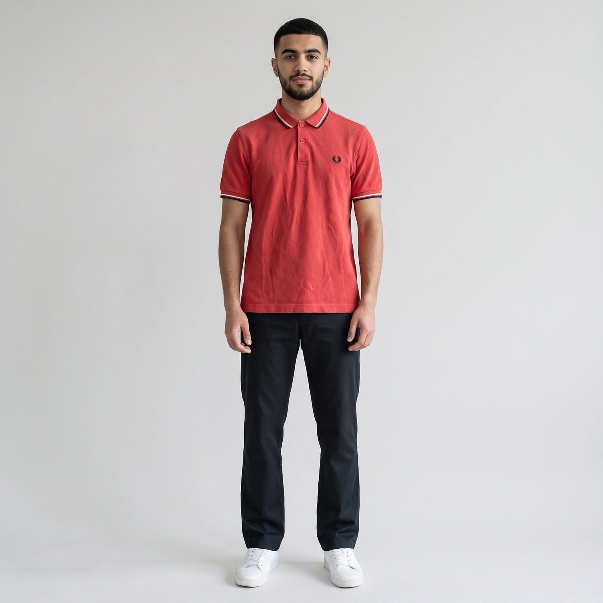 KI-Ansicht: Vintage Fred Perry Poloshirt (S) getragen (KI-Visualisierung, Zustand siehe echte Fotos)