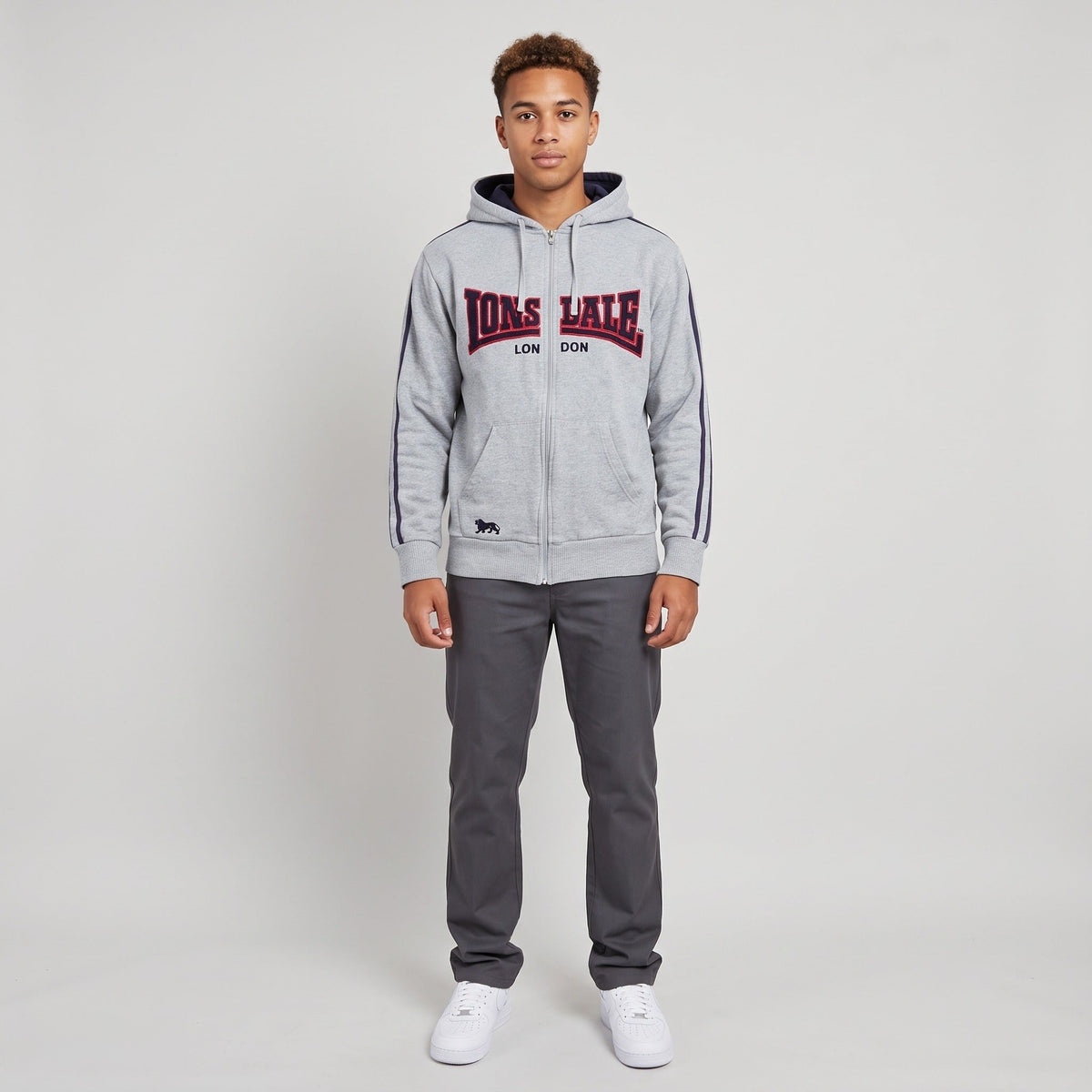 KI-Ansicht: Vintage Lonsdale Hoodie (M) getragen (KI-Visualisierung, Zustand siehe echte Fotos)
