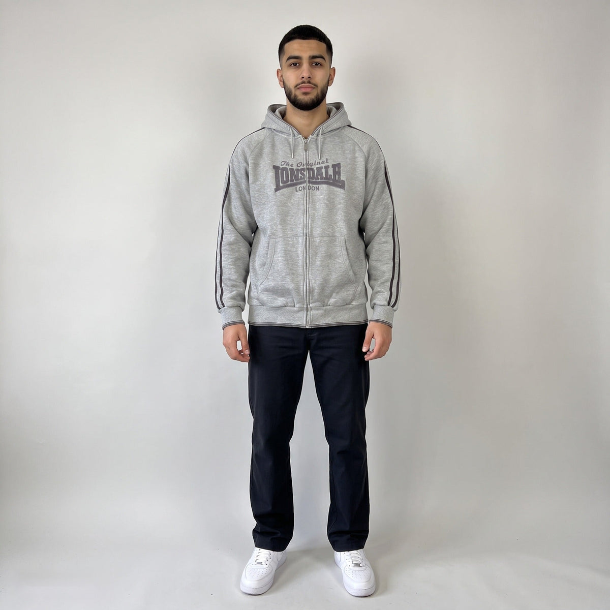 KI-Ansicht: Vintage Lonsdale Hoodie (XL) getragen (KI-Visualisierung, Zustand siehe echte Fotos)