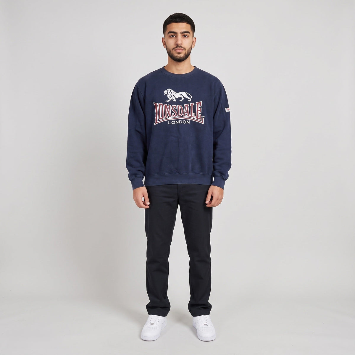 KI-Ansicht: Vintage Lonsdale Sweater (M) getragen (KI-Visualisierung, Zustand siehe echte Fotos)