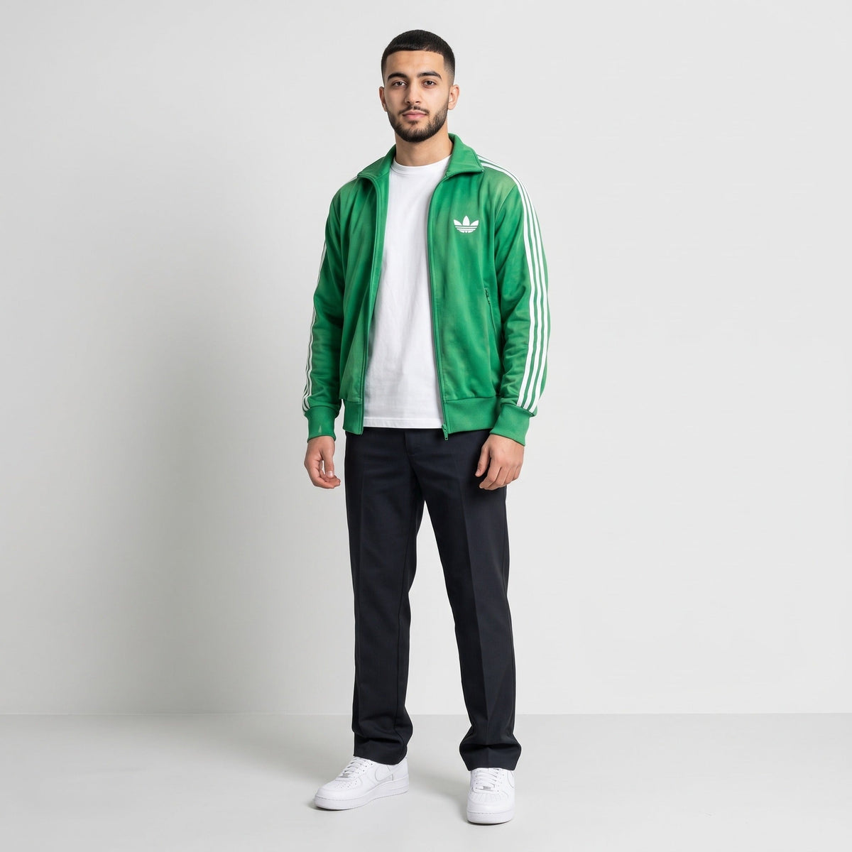 KI-Ansicht: Vintage Adidas Trackjacket (M) getragen (KI-Visualisierung, Zustand siehe echte Fotos)