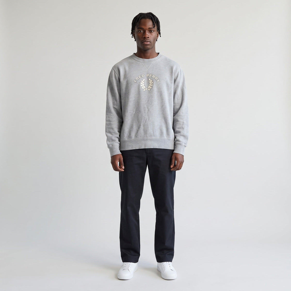 KI-Ansicht: Vintage Fred Perry Sweater (M) getragen (KI-Visualisierung, Zustand siehe echte Fotos)