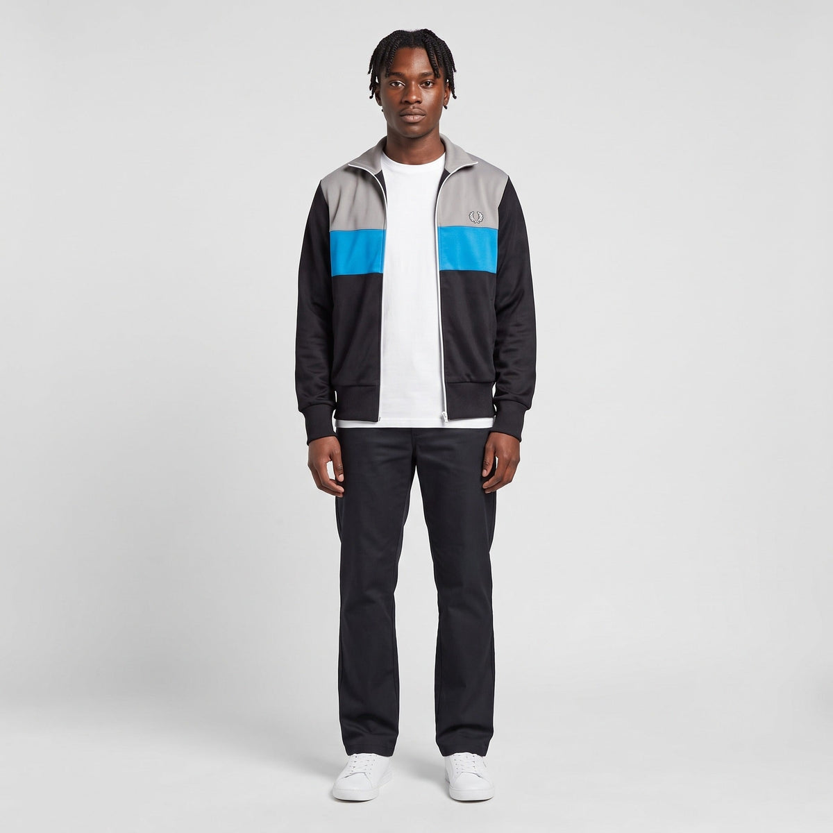 KI-Ansicht: Vintage Fred Perry Trackjacket (XS) getragen (KI-Visualisierung, Zustand siehe echte Fotos)