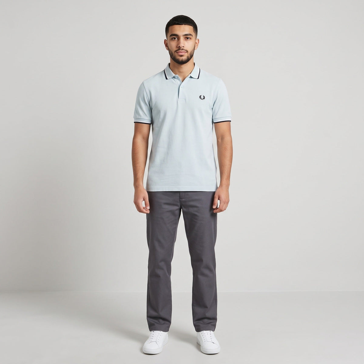 KI-Ansicht: Vintage Fred Perry Poloshirt (S) getragen (KI-Visualisierung, Zustand siehe echte Fotos)