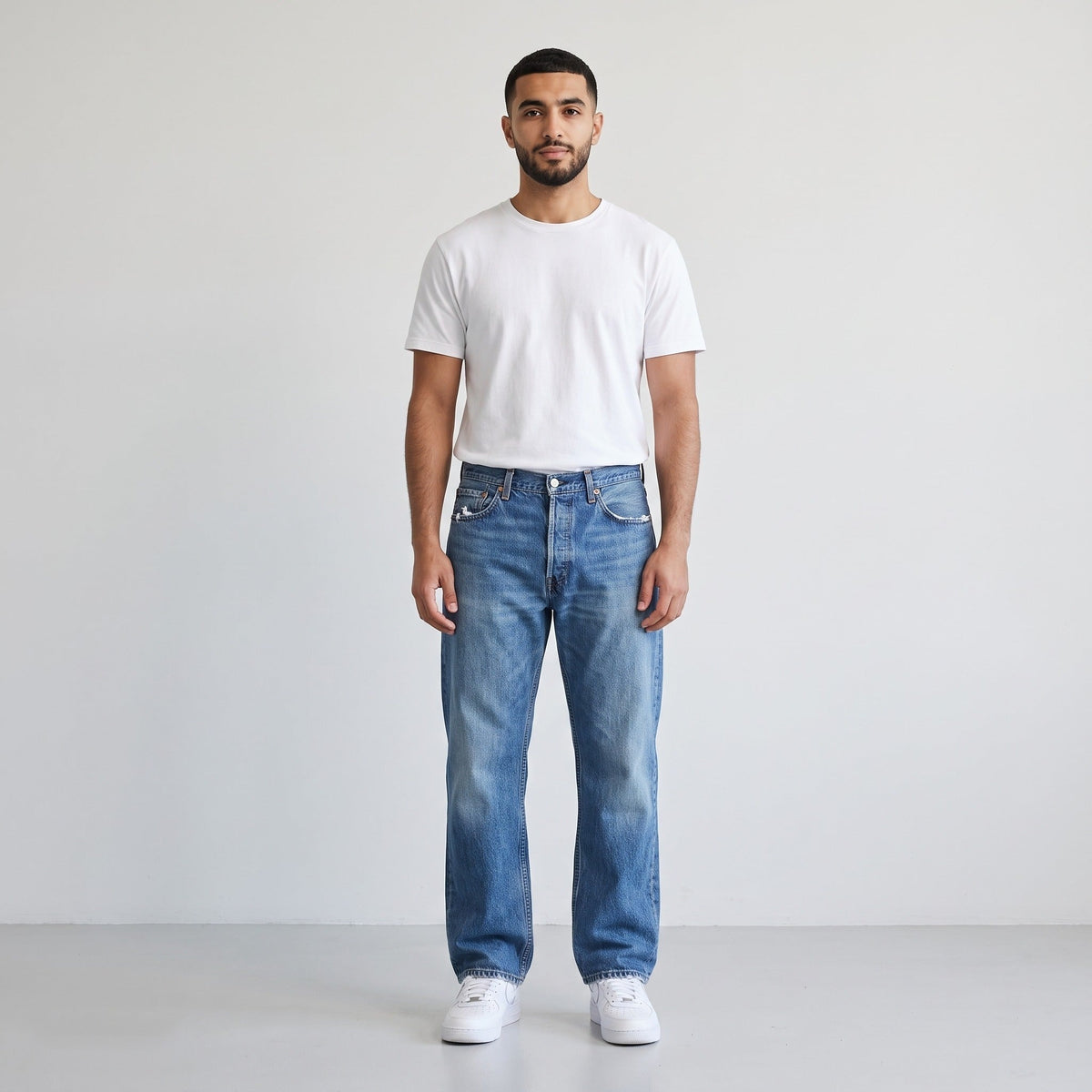 KI-Ansicht: Vintage Levi's Jeans (W42 L30) getragen (KI-Visualisierung, Zustand siehe echte Fotos)