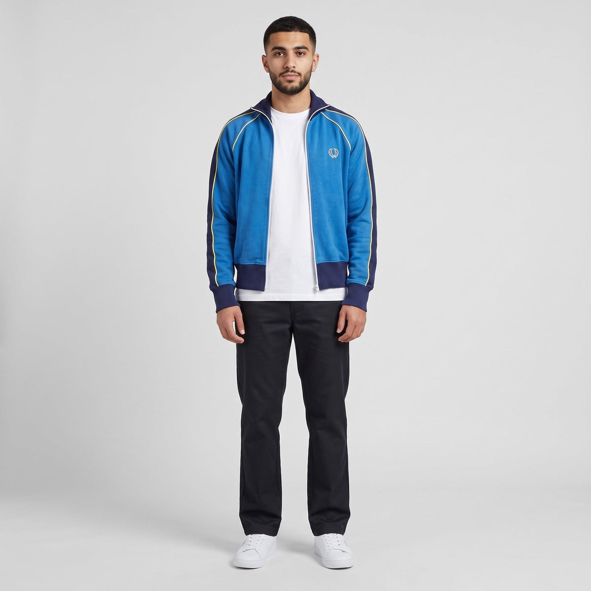 KI-Ansicht: Vintage Fred Perry Trackjacket (XS) getragen (KI-Visualisierung, Zustand siehe echte Fotos)