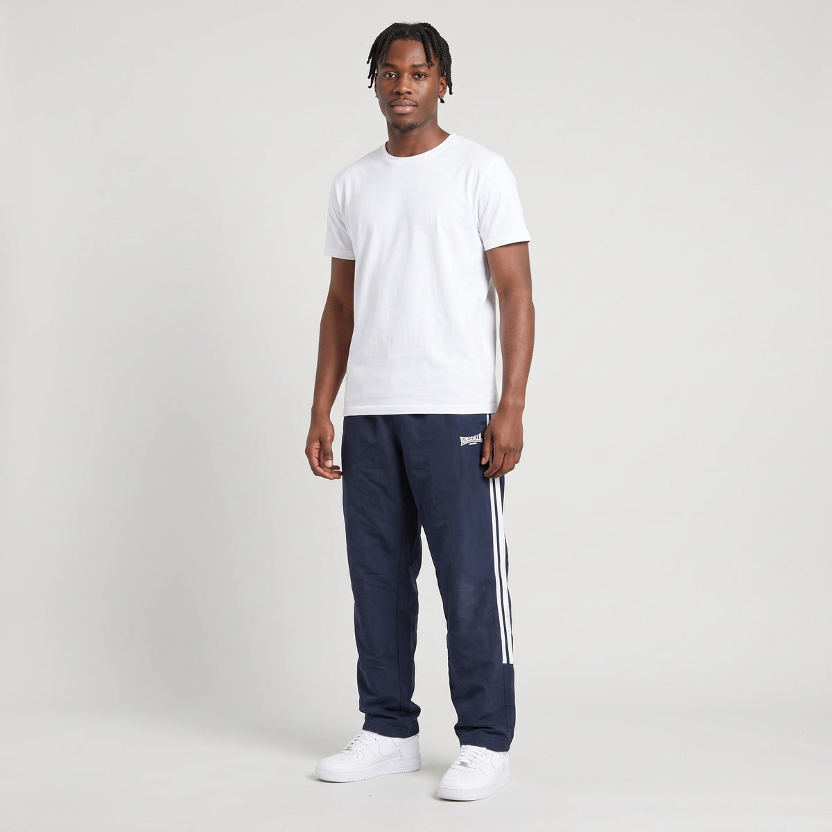 KI-Ansicht: Vintage Lonsdale Trackpants (L) getragen (KI-Visualisierung, Zustand siehe echte Fotos)