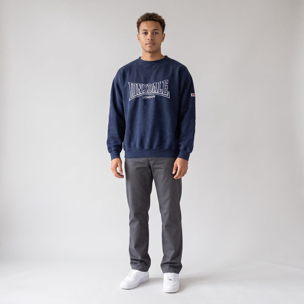 KI-Ansicht: Vintage Lonsdale Sweater (M) getragen (KI-Visualisierung, Zustand siehe echte Fotos)