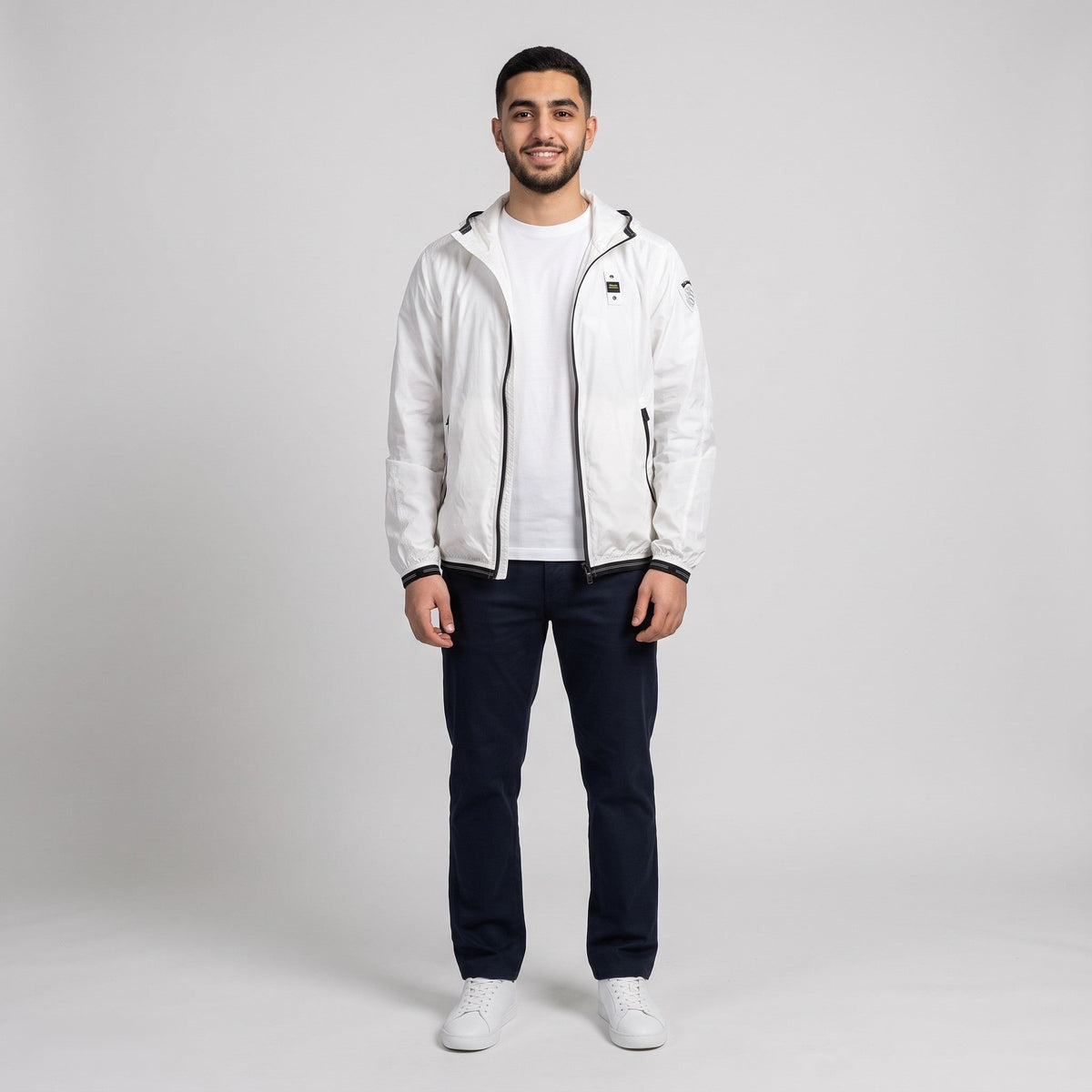 KI-Ansicht: Vintage Blauer Windbreaker (?) getragen (KI-Visualisierung, Zustand siehe echte Fotos)