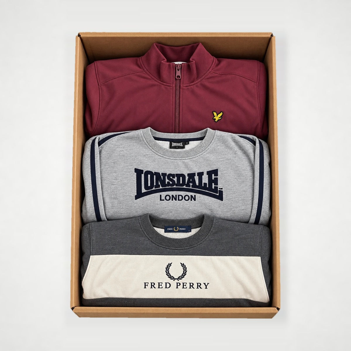 Casual Mystery Box mit drei Oberteilen von Lyle & Scott, Lonsdale und Fred Perry (Beispiel)