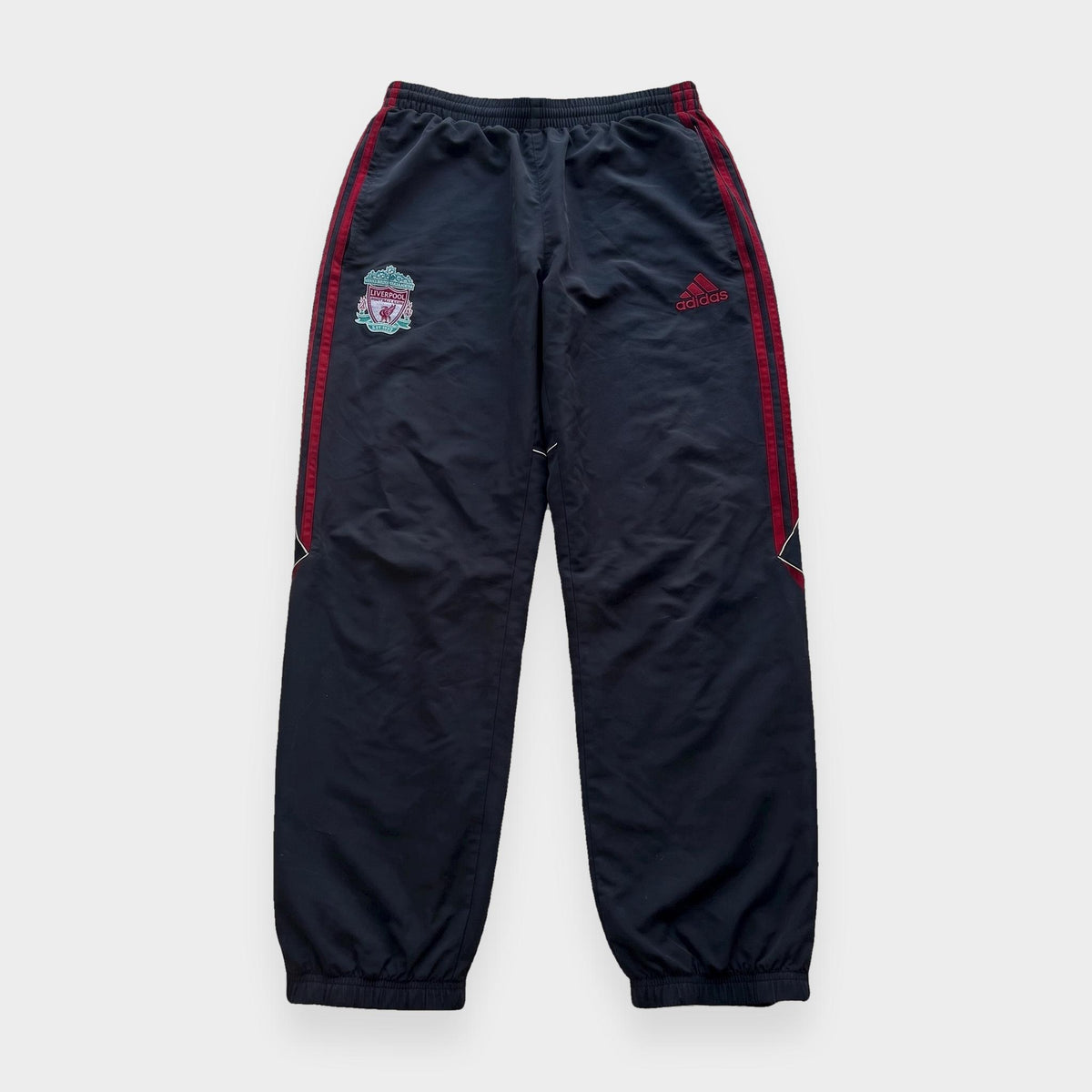 KI-Cover: Vintage Liverpool Trackpants (S), glatt gelegt (aus unseren echten Fotos dieses Teils)
