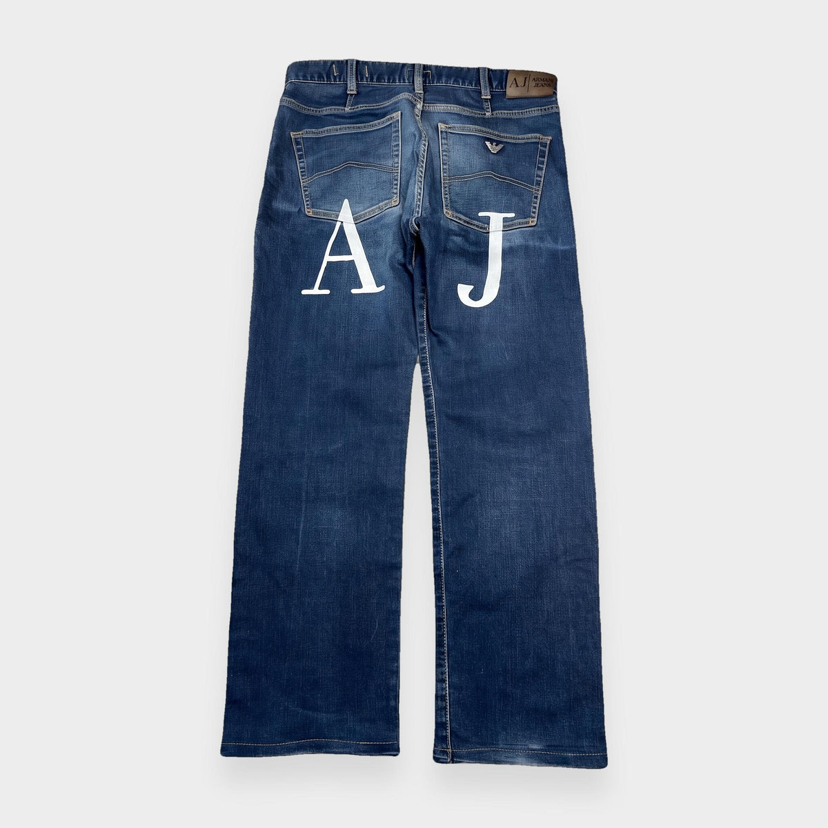 KI-Cover: Vintage Armani Jeans (W33 L29), glatt gelegt (aus unseren echten Fotos dieses Teils)