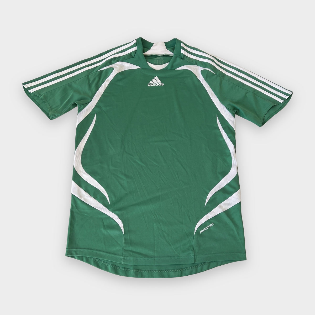 KI-Cover: Vintage Adidas Trikot (M), aus unseren Fotos geglättet (Zustand siehe echte Fotos)