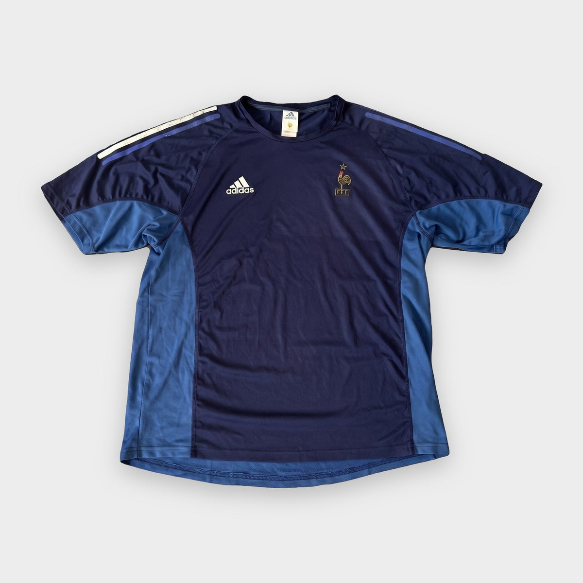 KI-Cover: Vintage Adidas Trikot (XL), aus unseren Fotos geglättet (Zustand siehe echte Fotos)