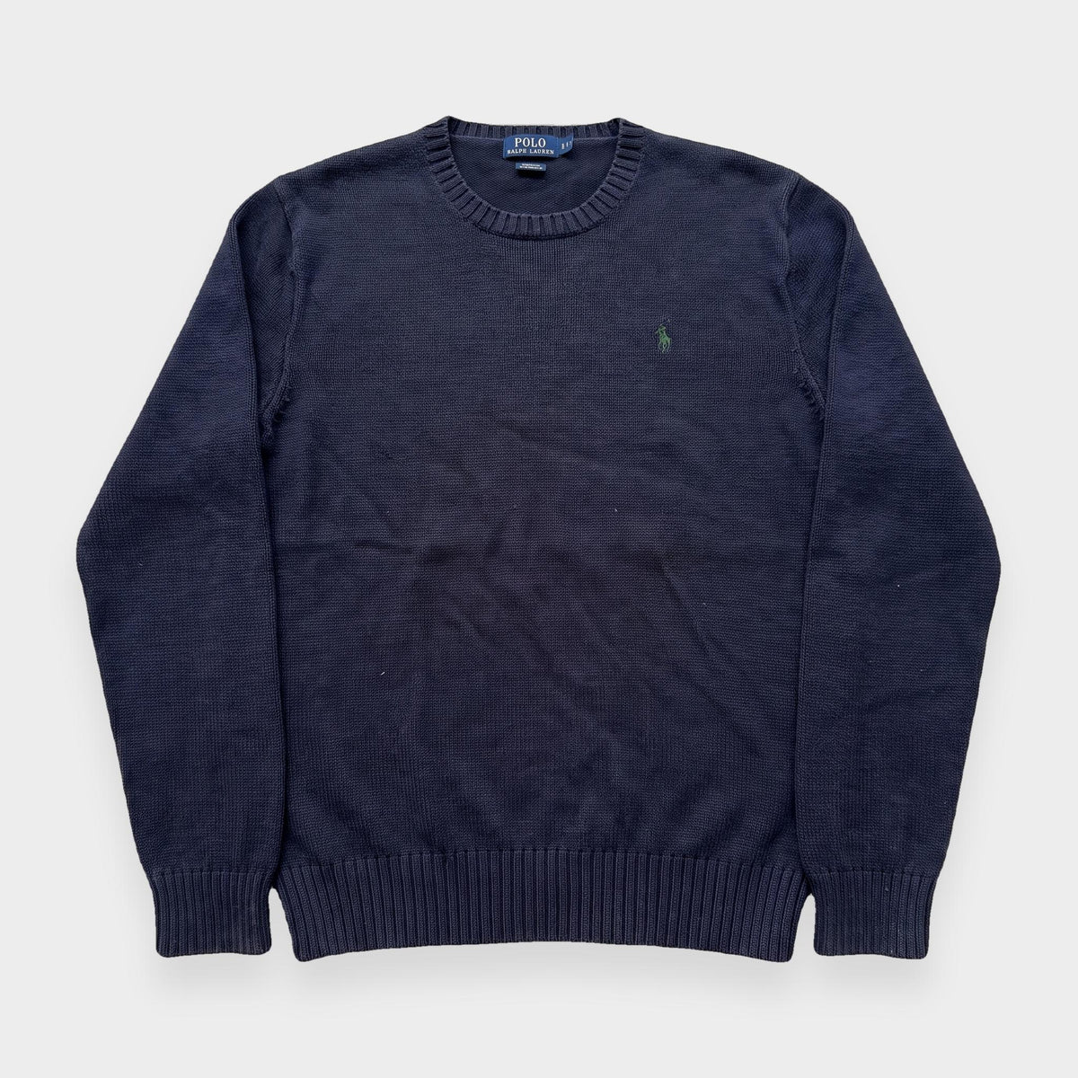 KI-Cover: Vintage Polo Ralph Lauren Sweater (M), glatt gelegt (aus unseren echten Fotos dieses Teils)