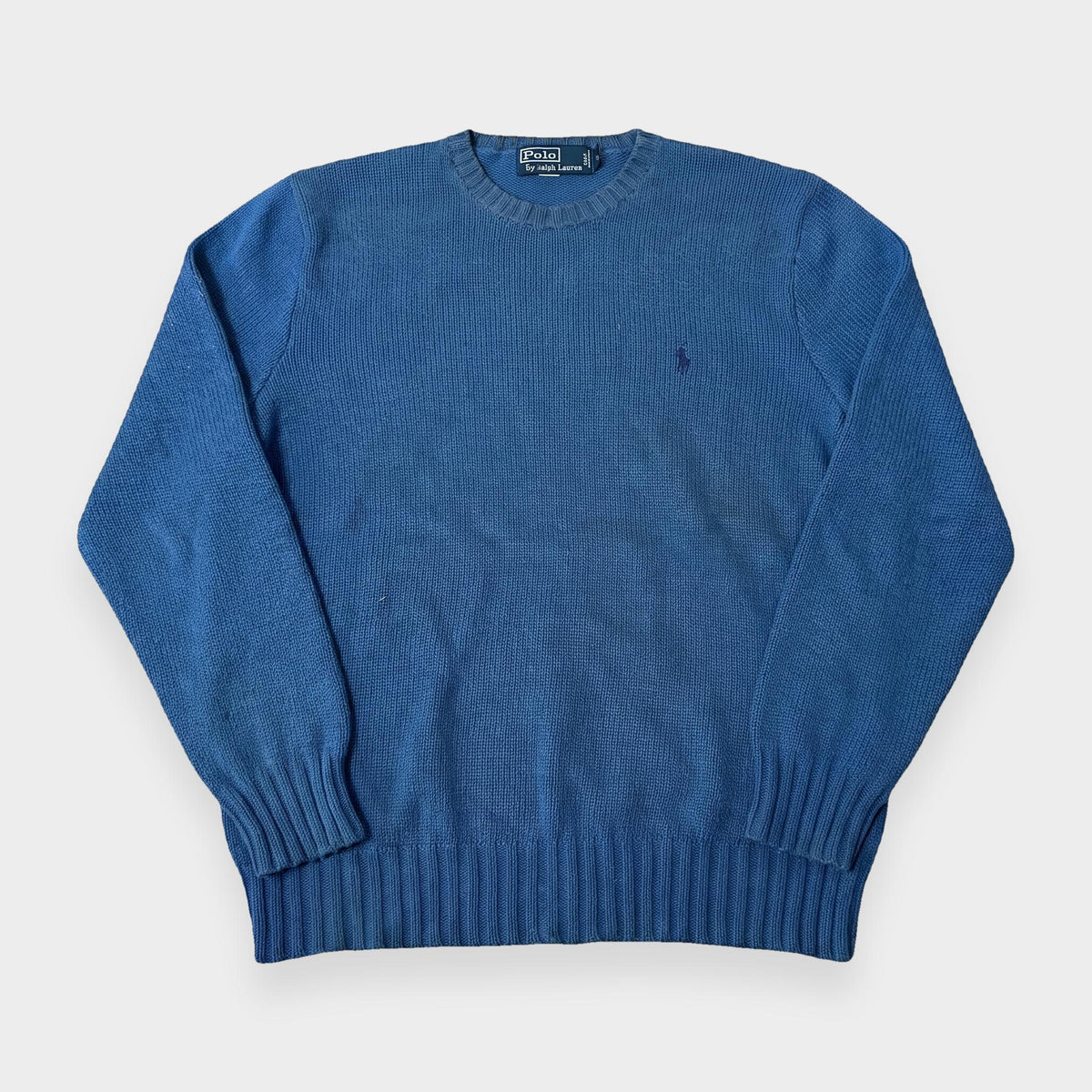 KI-Cover: Vintage Polo Ralph Lauren Sweater (S), glatt gelegt (aus unseren echten Fotos dieses Teils)