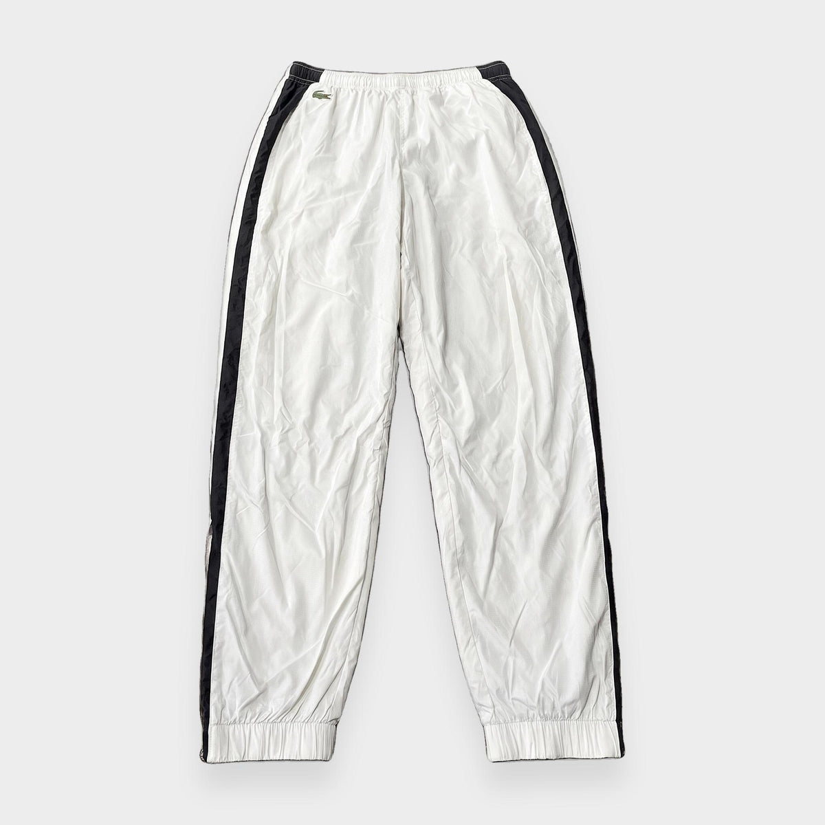 KI-Cover: Vintage Lacoste Trackpants (S), glatt gelegt (aus unseren echten Fotos dieses Teils)