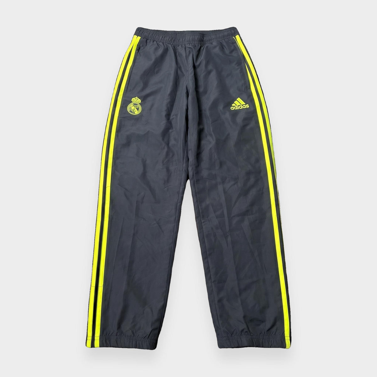 KI-Cover: Vintage Adidas Trackpants (S), glatt gelegt (aus unseren echten Fotos dieses Teils)