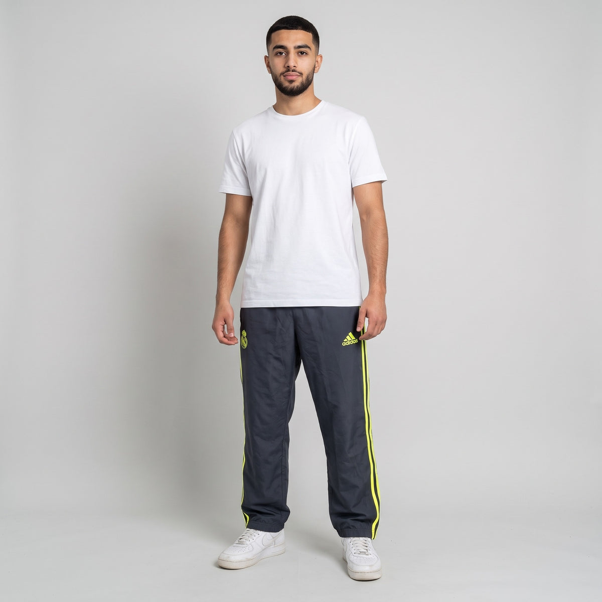 KI-Ansicht: Vintage Adidas Trackpants (S) getragen (aus unseren echten Fotos dieses Teils)