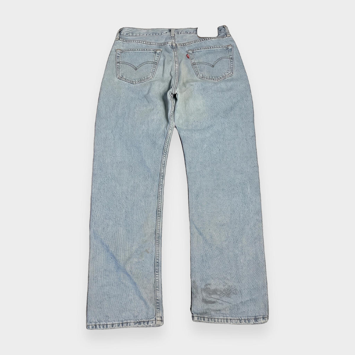 KI-Cover: Vintage Levi's Jeans (W34 L32), glatt gelegt (aus unseren echten Fotos dieses Teils)