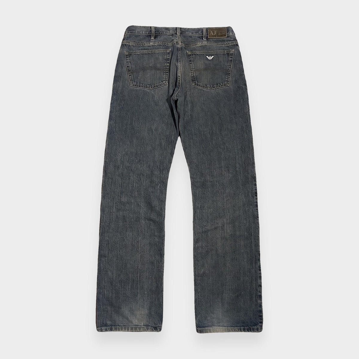 KI-Cover: Vintage Armani Jeans (W33 L33), glatt gelegt (aus unseren echten Fotos dieses Teils)