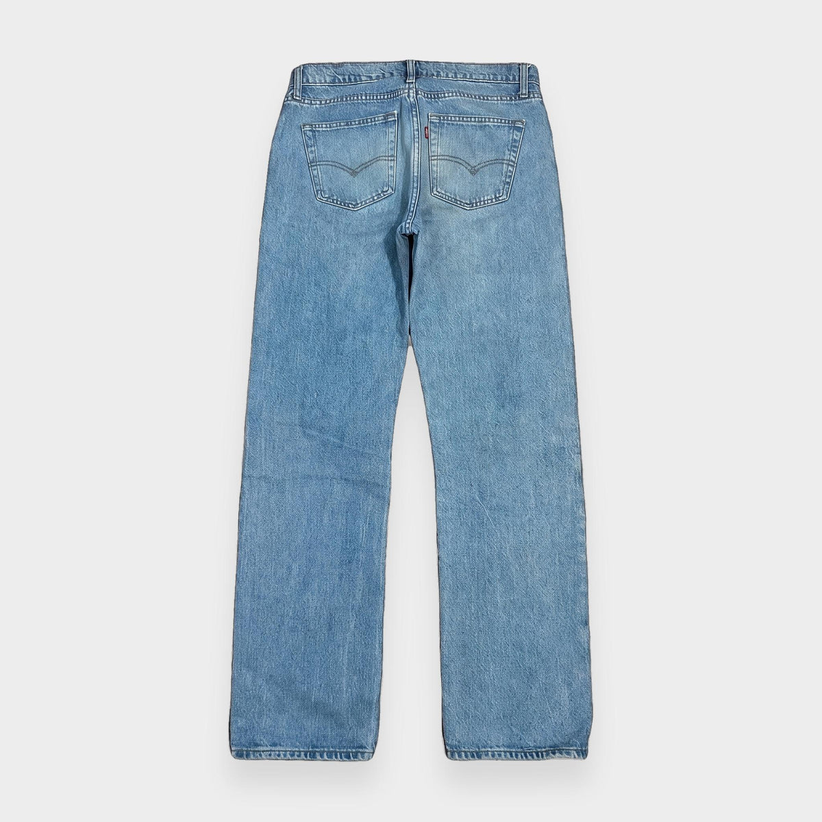 KI-Cover: Vintage Levi's Jeans (W32 L32), glatt gelegt (aus unseren echten Fotos dieses Teils)