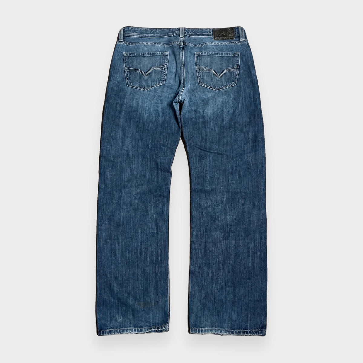 KI-Cover: Vintage Diesel Jeans (W38 L34), glatt gelegt (aus unseren echten Fotos dieses Teils)