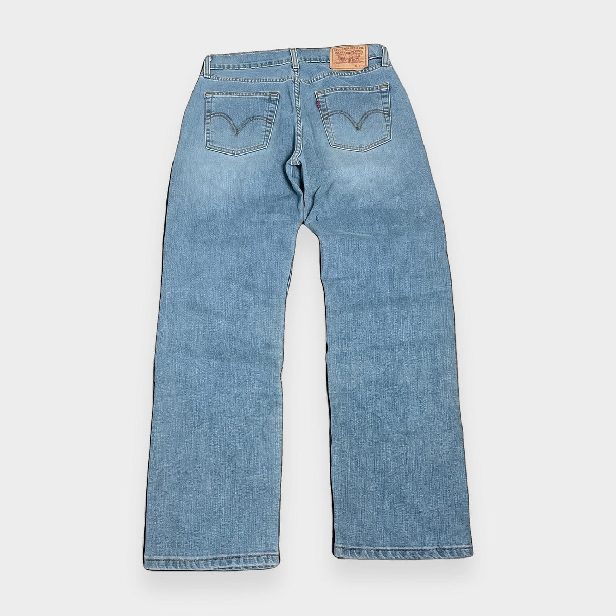KI-Cover: Vintage Levi's Jeans (W32 L30), glatt gelegt (aus unseren echten Fotos dieses Teils)