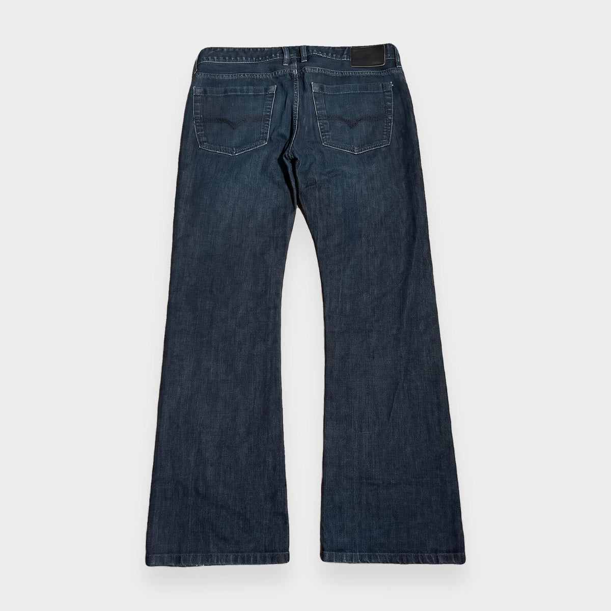 KI-Cover: Vintage Diesel Jeans (W33 L34), glatt gelegt (aus unseren echten Fotos dieses Teils)