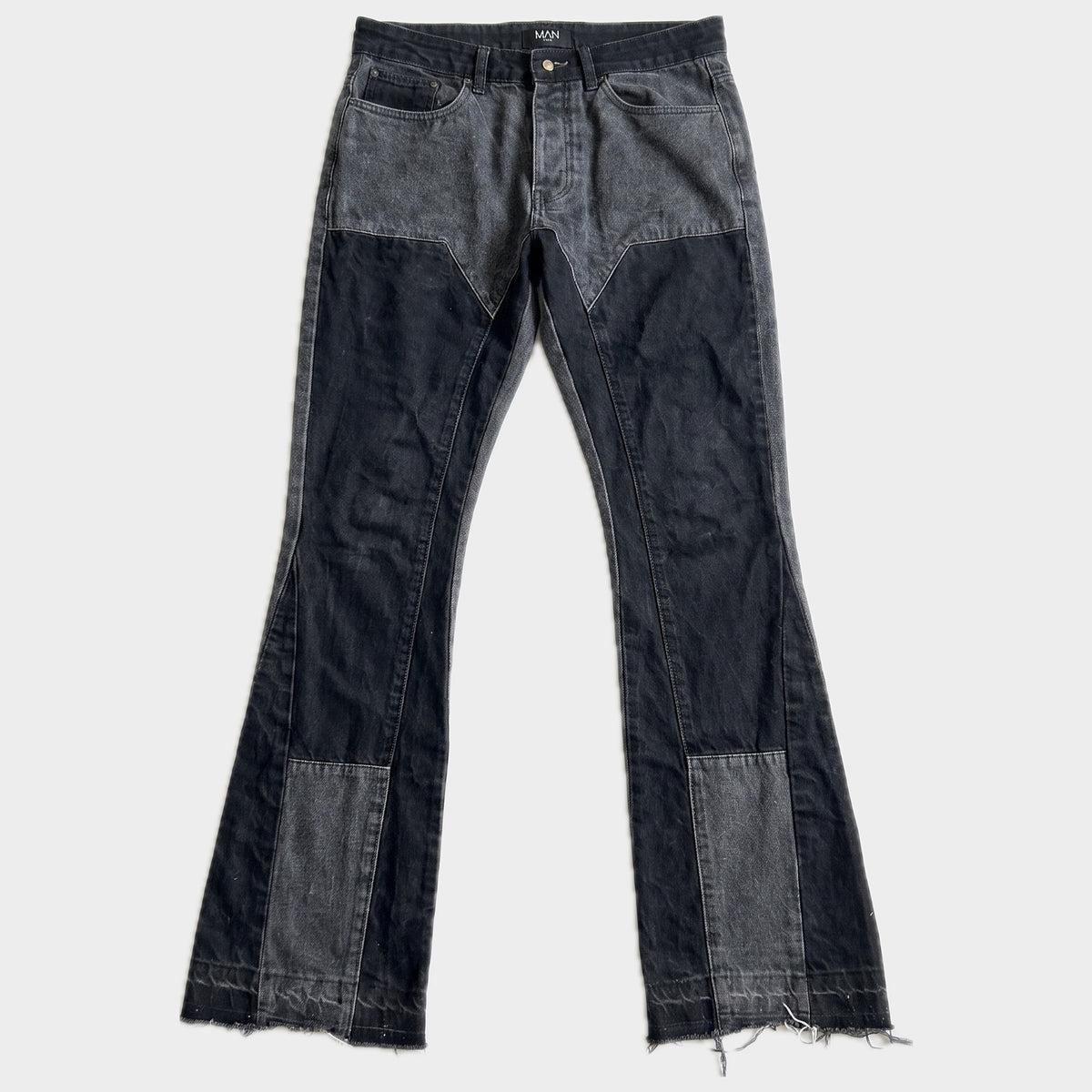 Glattes Liegefoto: Vintage boohooMAN Jeans (W33 L35) (KI-Aufbereitung, Zustand siehe echte Fotos)