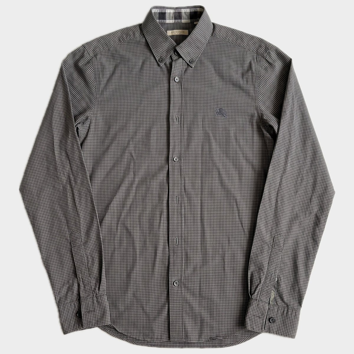 Glattes Liegefoto: Vintage Burberry Shirt (S) (KI-Aufbereitung, Zustand siehe echte Fotos)