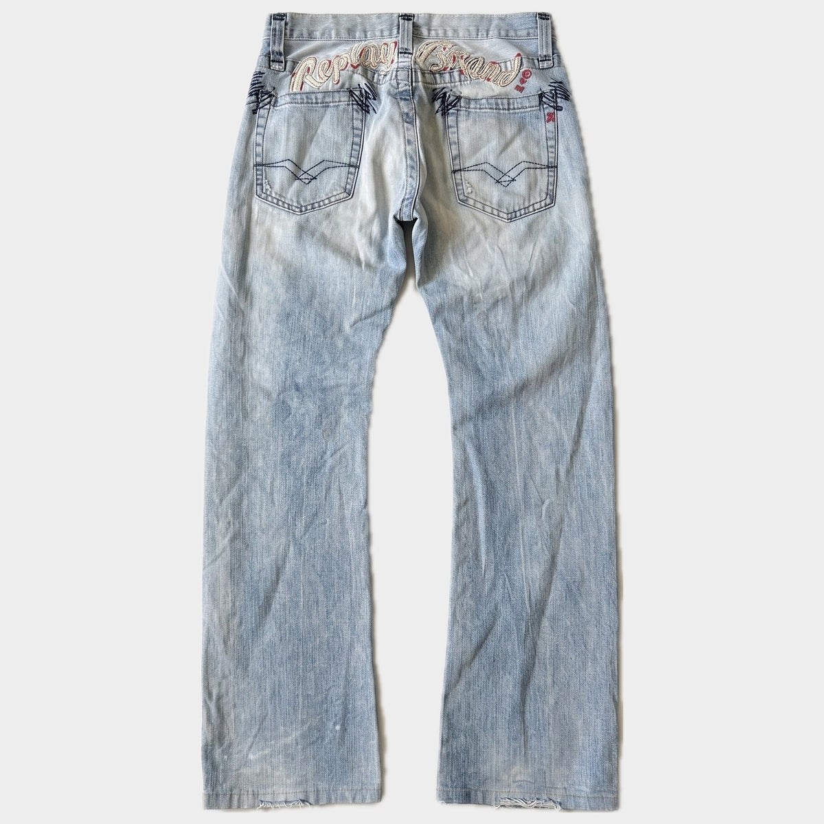 Glattes Liegefoto: Vintage Replay Jeans (W29 L34) (KI-Aufbereitung, Zustand siehe echte Fotos)