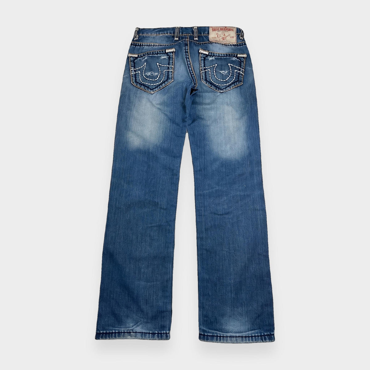 KI-Cover: Vintage True Religion Jeans (W32 L34), glatt gelegt (aus unseren echten Fotos dieses Teils)