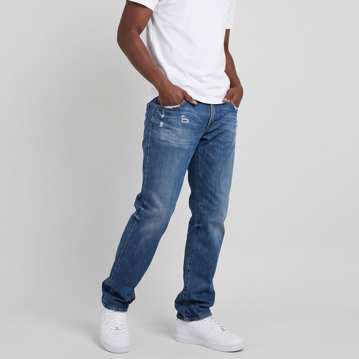 KI-Ansicht: Vintage D&G Jeans (XL) getragen (KI-Visualisierung nach unseren Fotos)