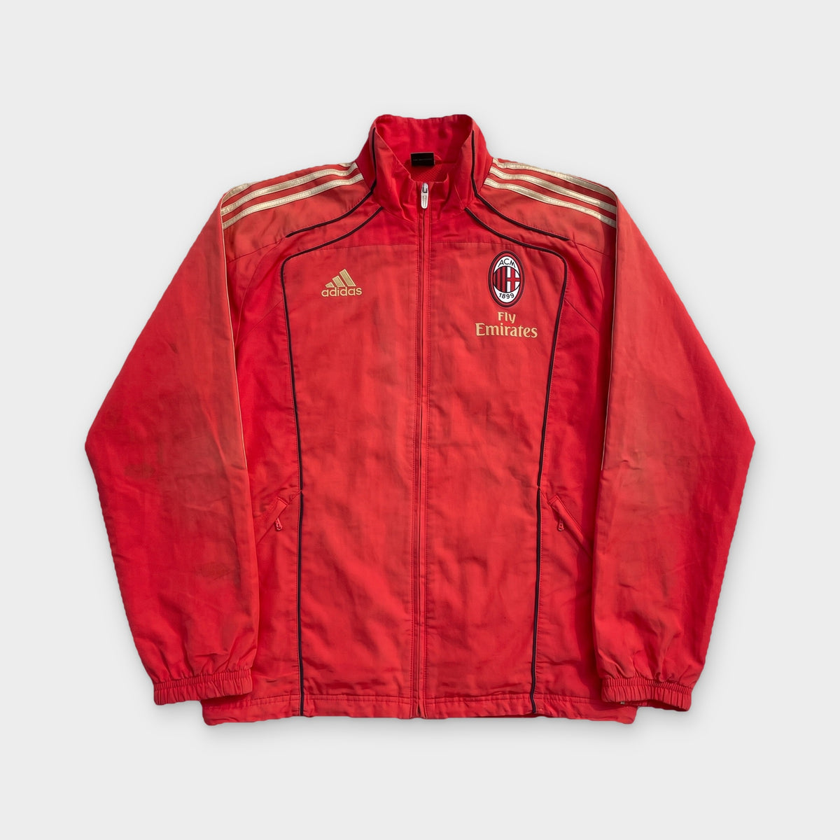 KI-Cover: Vintage AC Milan Trackjacket (L), aus unseren Fotos geglättet (KI-Ansicht nach unseren Fotos)