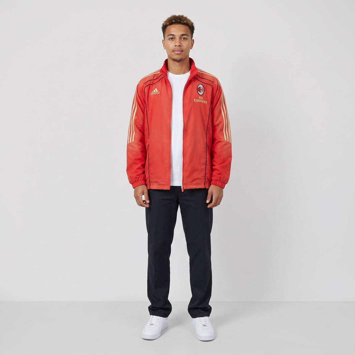 KI-Ansicht: Vintage AC Milan Trackjacket (L) getragen (KI-Visualisierung nach unseren Fotos)