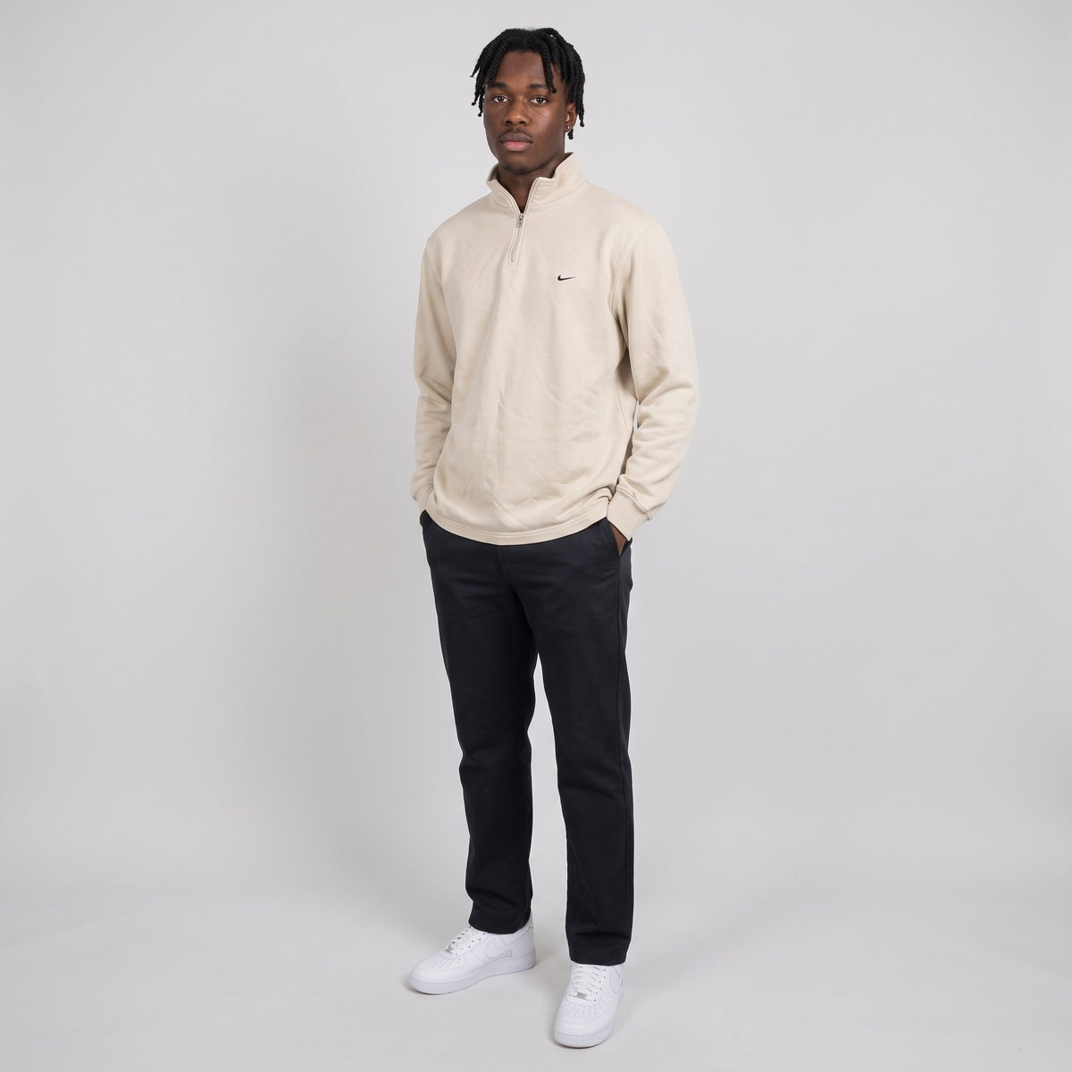 KI-Ansicht: Vintage Nike Sweater (M) getragen (KI-Visualisierung nach unseren Fotos)