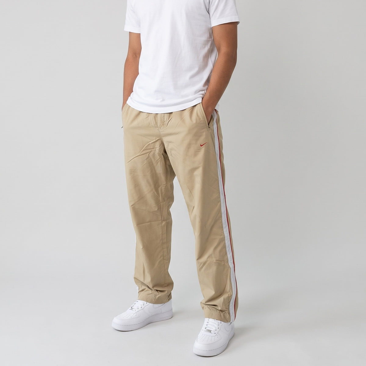 KI-Ansicht: Vintage Nike Trackpants (S) getragen (KI-Visualisierung nach unseren Fotos)