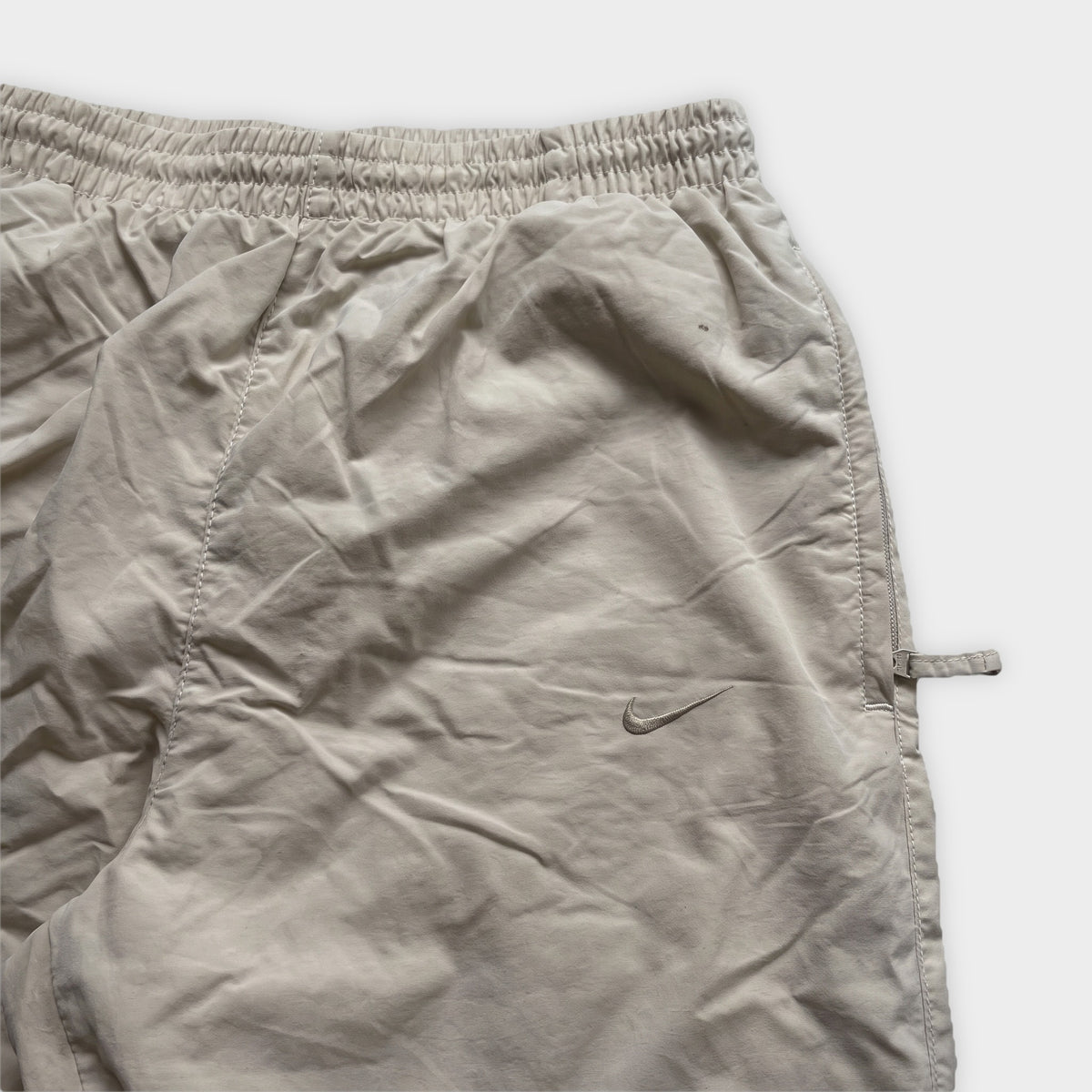 KI-Detail: Vintage Nike Trackpants (S), KI-Ansicht nach unseren Fotos