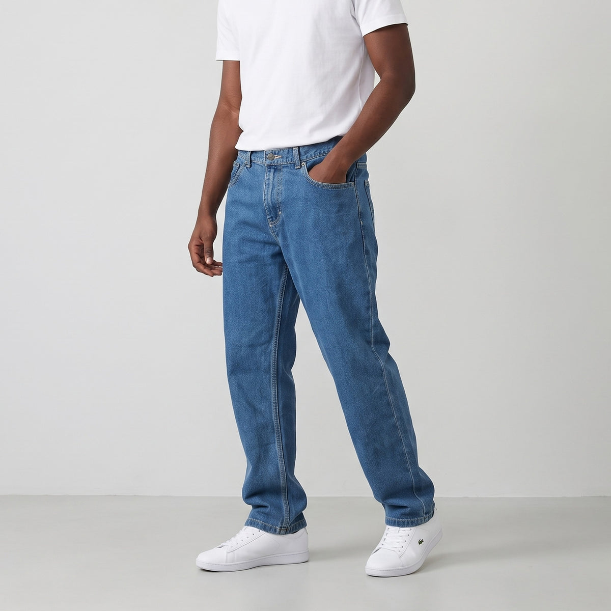 KI-Ansicht: Vintage Lacoste Jeans (36/30) getragen (KI-Visualisierung nach unseren Fotos)